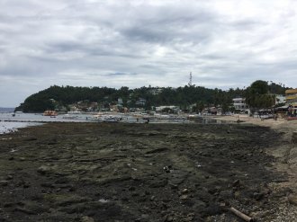 Sabang is a village some 10 minutes from Puerto Galera by tricycle. Sabang has no ‘real’ beach. Just low tide and high tide. During low tide there is a dirty strip of sand… Laden with boats and people in dive suits.