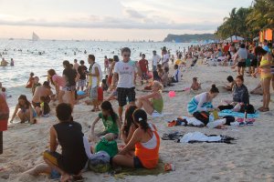 Some people didn't believe that the beach was crowded - one of my readers sent me this what I couldn't capture myself :)